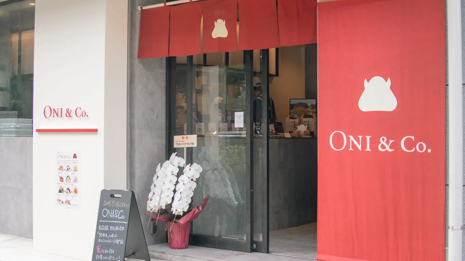 ONI&Co. Tokyo Lab.(初台)— 赤いのれんの店舗外観